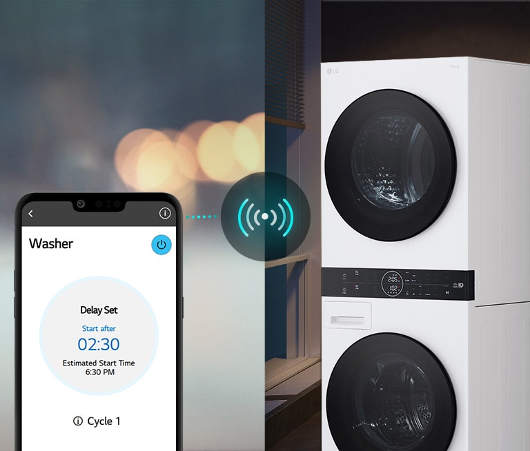 左圖顯示一名男子低頭看他的手機。右圖顯示家中的洗衣機，顯示螢幕上亮著綠燈。兩張圖片的中央有張手機螢幕的圖片，上面顯示 LG ThinQ 應用程式上的洗衣機和連接圖示。