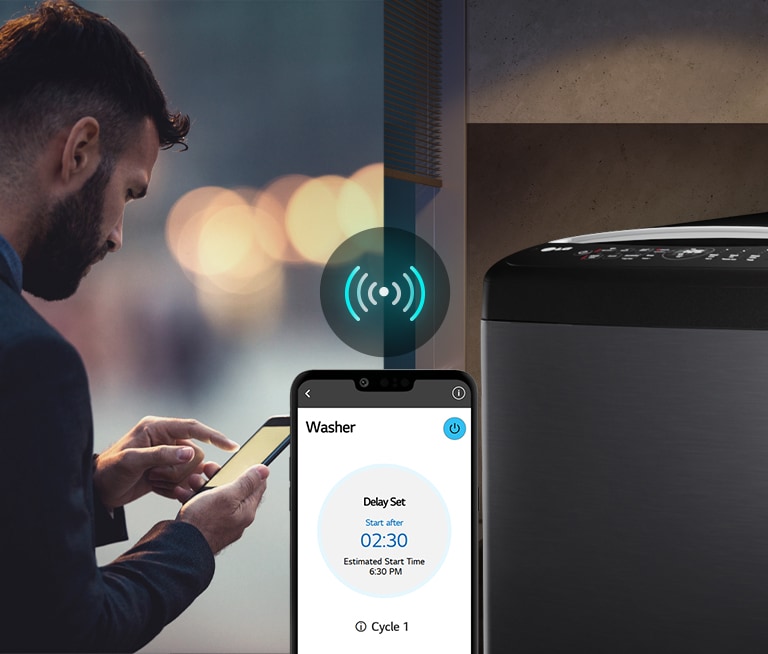 左側影像顯示男子低頭看著手機。右側影像顯示家中洗衣機顯示面板綠燈亮起。在兩張影像中間是手機螢幕圖片，顯示了 LG ThinQ 應用程式中的洗衣機以及其連接圖示。