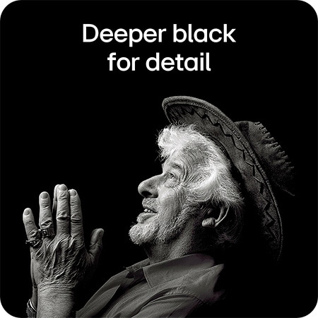 LG Monitor 32U720A delivering deeper black and outstanding contrast to clearly represent fine details in black-and-white imagery.