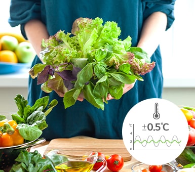 A person is holding vegetables with his or her hand and the lower right ±0.5°C mark expresses the freshness for a long time