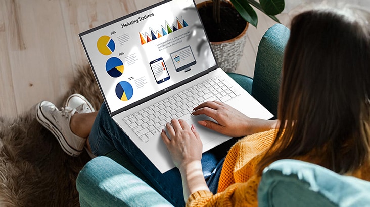 A person sitting comfortably in a chair, using a laptop that displays a presentation with charts and graphs. An animation demonstrates the anti-glare screen by showing no light reflection even when sunlight shines directly onto the display. A person sitting comfortably in a chair, using a laptop that displays a presentation with charts and graphs. An animation demonstrates the anti-glare screen by showing no light reflection even when sunlight shines directly onto the display.