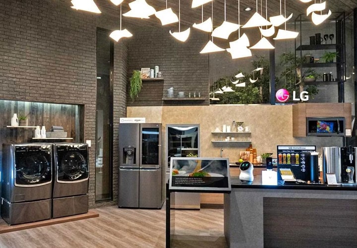 The LG ThinQ zone had it all, from CLOi Home to smart washing machines, vacuum cleaners, refrigerator and even a beer making machine | More at LG MAGAZINE