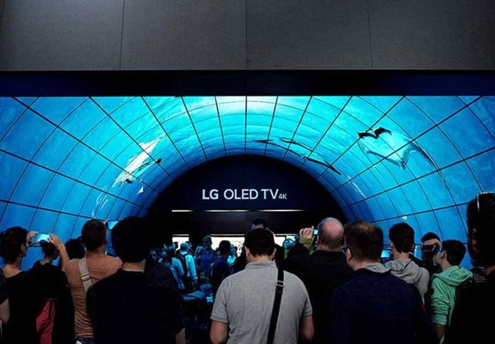 A photo of capturing crowd amazed by the magnificent the oled tunnel at berlin ifa 2017