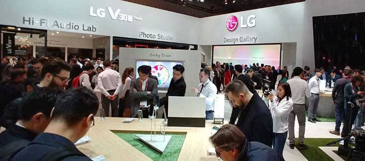 An image of LG booth at MWC 2018, crowd are experiencing a brand new lg v30s thinq.