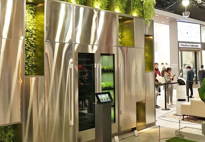 LG's smart kitchen was on hand at CES 2020 to help with all the cooking, from offering recipes to recommendations and helping with the shopping | More at LG MAGAZINE