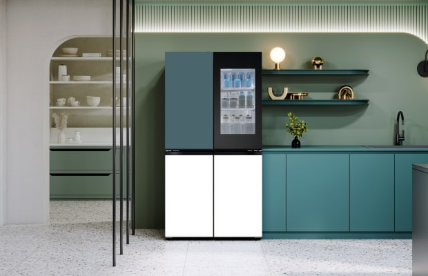 Eine moderne Küche mit einem Kühlschrank von LG. In der unteren rechten Ecke des Bildes ist ein Produktausschnitt zu sehen.