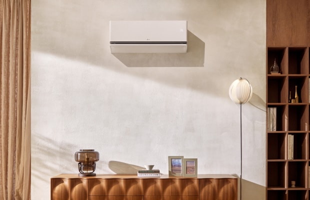 An der Wand montierte Klimaanlage von LG. In der unteren rechten Ecke des Bildes ist ein Produktschnitt zu sehen.