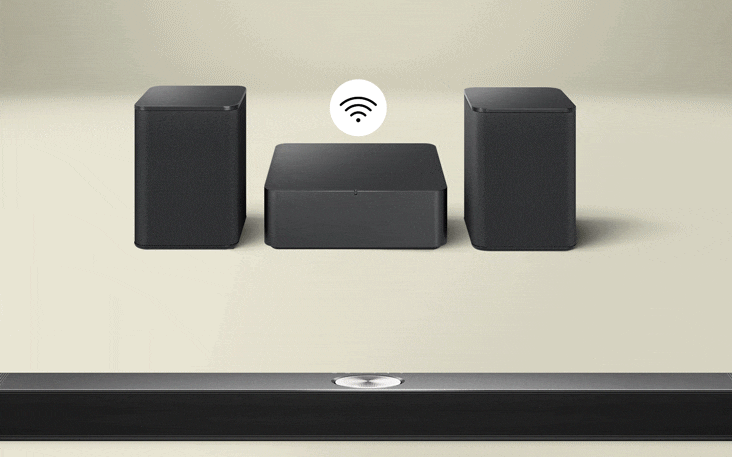 Video che mostra gli altoparlanti posteriori e il Wireless Connectivity Box di fronte a una soundbar LG con curve blu che illustrano la connettività che rimbalza tra il box e la soundbar. Sopra il Wireless Connectivity Box è presente un simbolo di connettività in bianco e nero. Questo dispositivo poi svanisce e le curve blu che illustrano la connettività rimbalzano tra l'altoparlante posteriore sinistro e la soundbar. Il simbolo della connettività in bianco e nero si trova ora sopra l'altoparlante posteriore.
