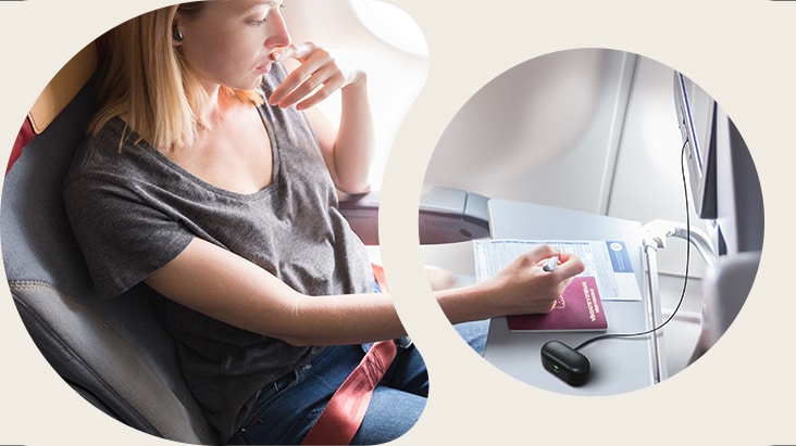 Una donna che indossa gli auricolari T90S per godersi l'intrattenimento in aereo utilizzando la funzione Plug & Wireless.