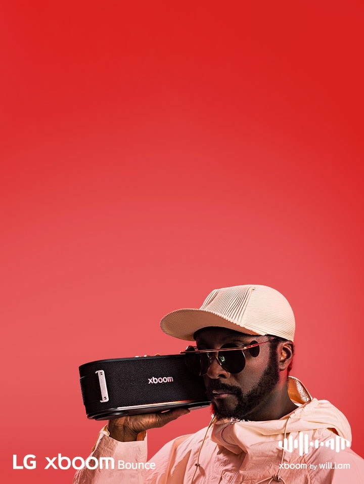 will.i.am trong trang phục trắng và đeo kính râm đang cầm xboom Bounce sát bên mặt