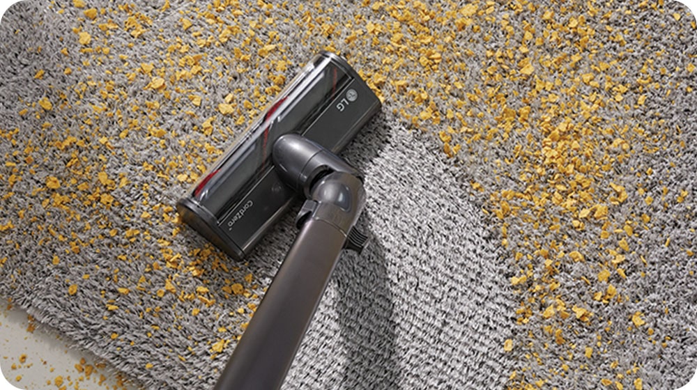 Đầu hút đa năng được sử dụng để minh họa ngay cả bụi trên thảm cũng có thể được hút sạch.