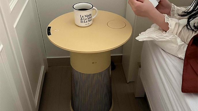 Sản phẩm được đặt cạnh giường. Người dùng đặt cà phê lên trên sản phẩm và sử dụng thuận tiện như một chiếc bàn hẹp.