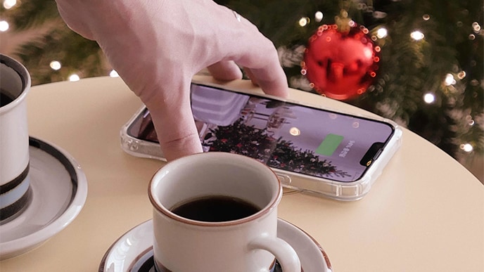 Sử dụng chức năng sạc, điện thoại di động được đặt lên trên sản phẩm. Có một tách cà phê bên cạnh, cho thấy sản phẩm đang được sử dụng như một chiếc bàn.
