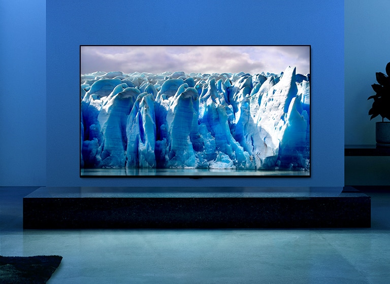 Video hiển thị cận cảnh hình ảnh tảng băng trôi và có hiệu ứng hình ảnh của mạch màu xanh chạy trên hình ảnh tảng băng trôi. Thay đổi cảnh để hiển thị TV treo trên phòng khách với ánh sáng màu xanh và nền. Có một tảng băng trôi khổng lồ trên màn hình TV.