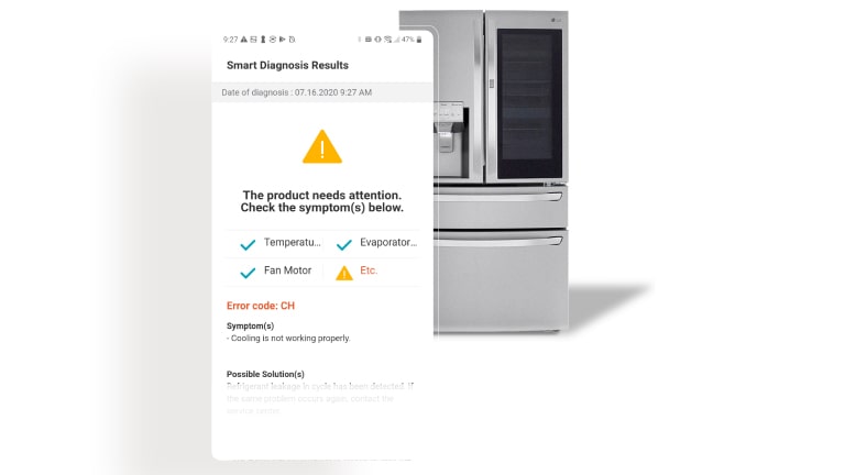 Hình ảnh hiển thị màn hình chẩn đoán của ứng dụng LG ThinQ bên cạnh tủ lạnh.