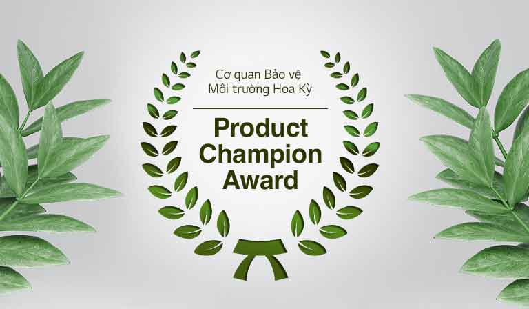 Có một vòng hoa nguyệt quế màu xanh lá cây xung quanh nội dung của giải thưởng Product Champion Award của EPA. Lá màu xanh lá cây đặt ở cả hai bên của hình ảnh.