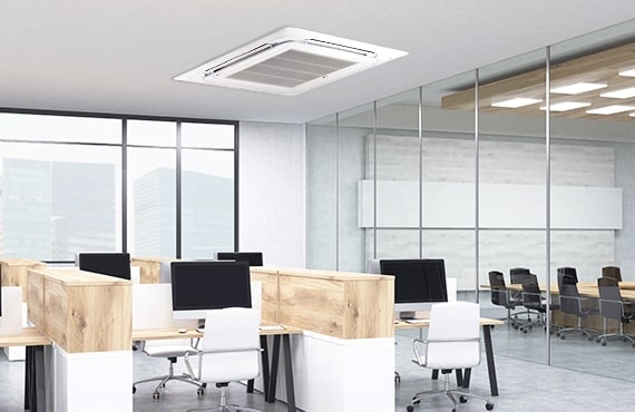 Một thiết bị treo trần trung tâm của LG tô điểm cho văn phòng màu trắng. Bên phải là phòng họp bằng kính.