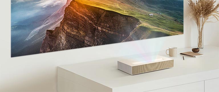 Máy chiếu khoảng cách gần LG CineBeam cung cấp hình ảnh sống động trong một khoảng cách chiếu đặc biệt ngắn.