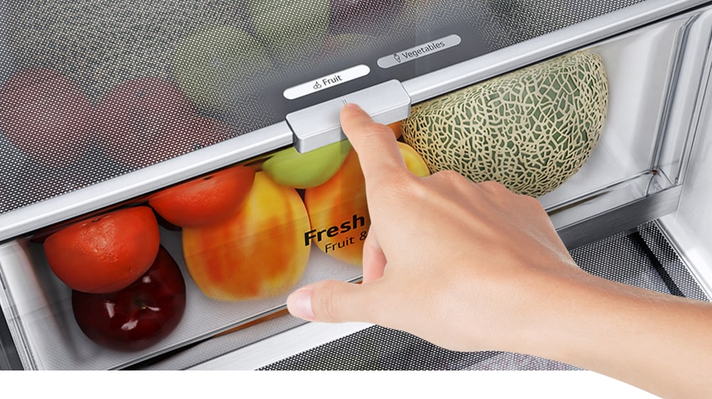 Các ngăn kéo dưới cùng của tủ lạnh chứa đầy các sản phẩm tươi sống đầy màu sắc. Hình ảnh bên trong phóng to cần điều khiển để chọn độ ẩm tối ưu giúp giữ cho sản phẩm tươi ngon.