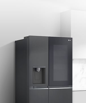 Hình ảnh bên cạnh của một phòng bếp có lắp đặt tủ lạnh InstaView màu đen.