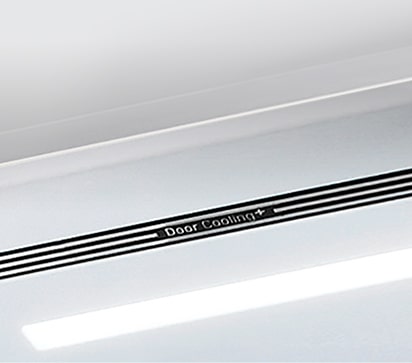 Hình ảnh đường chéo lên đến trên cùng của tủ lạnh cho thấy ánh sáng LED nhẹ nhàng.