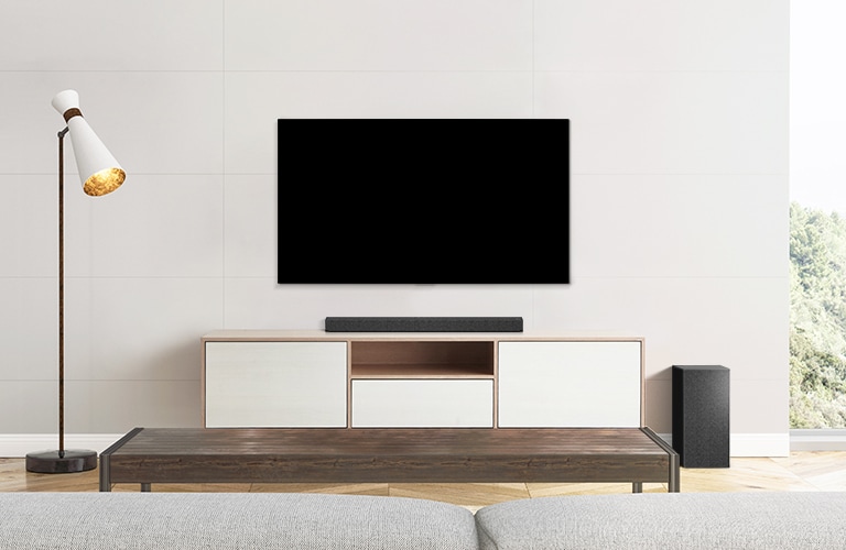 TV, loa soundbar và loa siêu trầm được đặt trong phòng khách đơn giản.