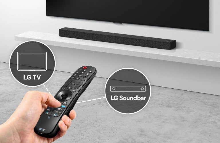 Một người đang cầm một chiếc điều khiển từ xa, điều khiển TV và loa soundbar ở phía sau. Có các biểu tượng của LG TV và LG Soundbar.