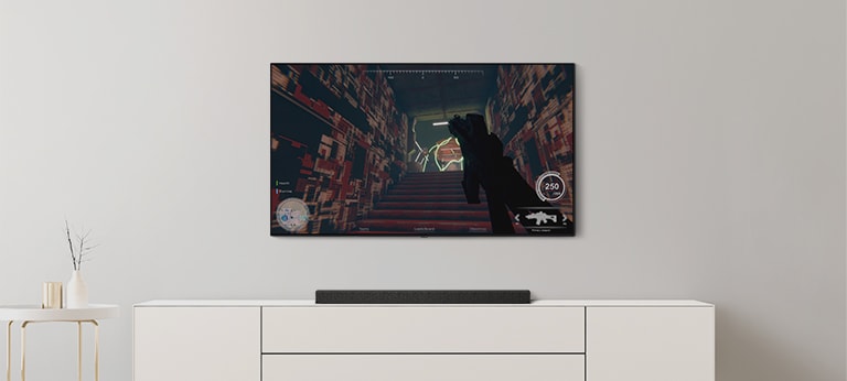 TV và loa Soundbar trong phòng khách. Trò chơi FPS trên màn hình TV và kênh truyền hình được chuyển sang trò chơi bóng đá. (phát video)