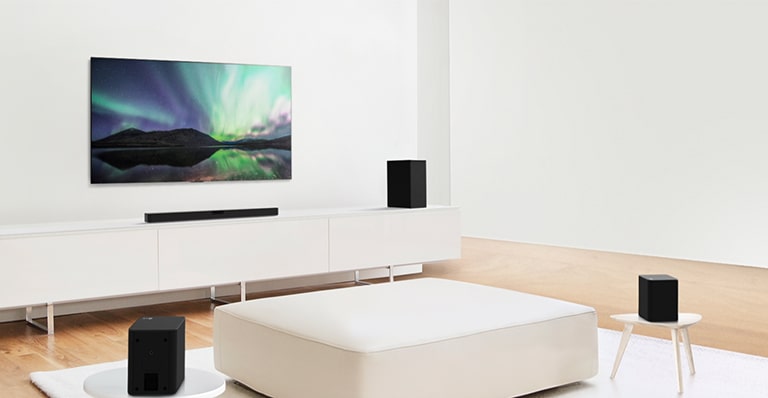 Video xem trước hiển thị Loa thanh LG trong một căn phòng khách màu trắng, thiết lập 4.1 kênh.