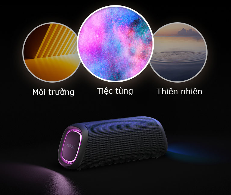 LG XBOOM Go XG7 với đèn màu tím đặt trên sàn nhà. Phía trên loa hiển thị ba chế độ ánh sáng; môi trường, thiên nhiên, và tiệc tùng.