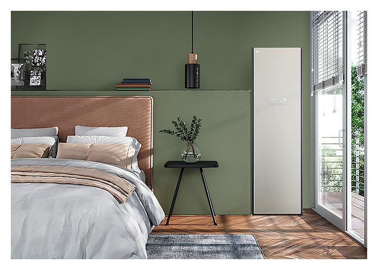 Hình ảnh tủ chăm sóc quần áo Styler màu be sương mờ đặt trong phòng ngủ và hòa hợp một cách tự nhiên với đồ nội thất xung quanh.
