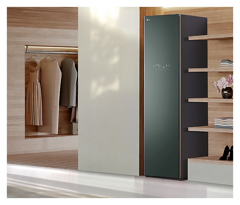 Hình ảnh tủ chăm sóc quần áo LG Styler Objet Collection màu be sương mờ đặt trong phòng thay đồ.