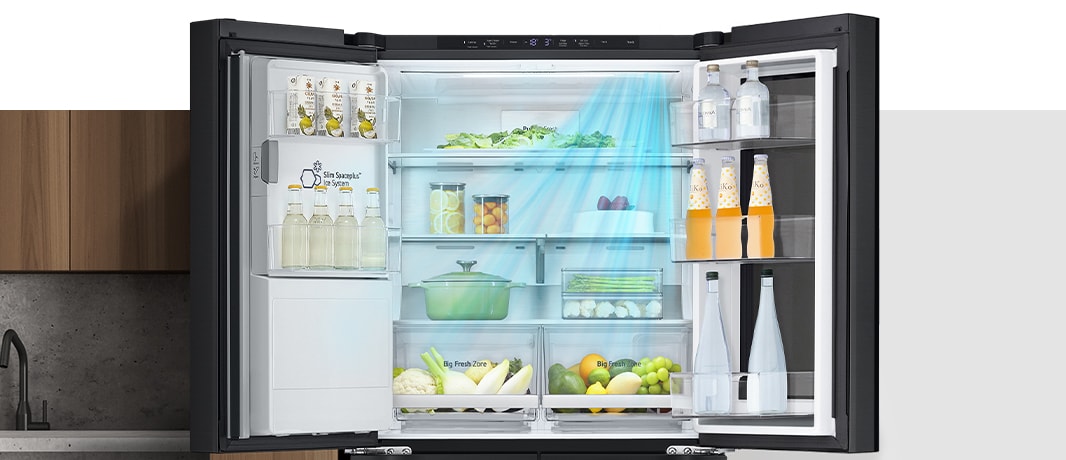 Hình ảnh bên trong tủ lạnh chứa đầy nguyên liệu, mũi tên màu xanh dương để thể hiện độ lạnh được hiển thị bên dưới, cả hai bên và tổng thể.
