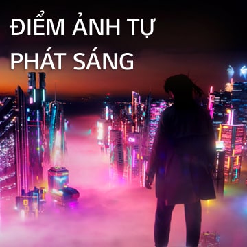 Một phụ nữ đang nhìn xuống cảnh thành phố rực rỡ ánh đèn neon vào buổi tối.