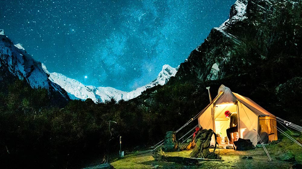 Một video cho thấy hình ảnh của một người cắm trại giữa những ngọn núi. Một lưới phủ lên hình ảnh để thể hiện các khu vực khác nhau được tinh chỉnh để có hình ảnh sáng hơn, biểu cảm hơn.