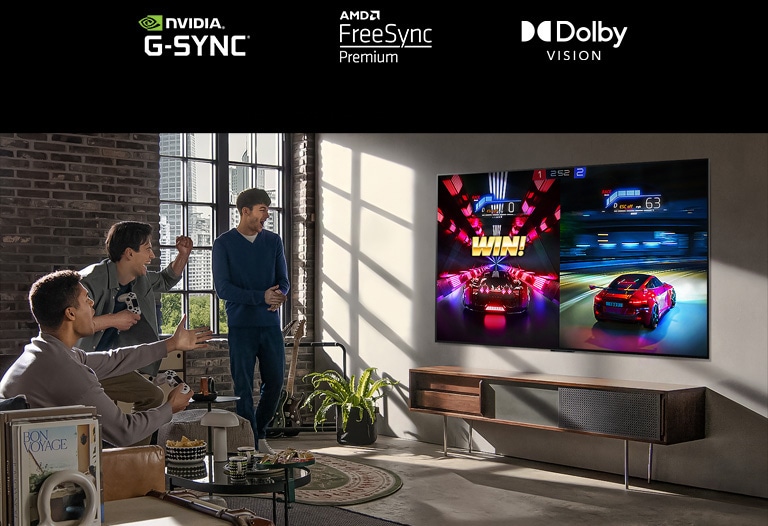 Hình ảnh ba người đàn ông đang chơi một trò chơi đua xe trên TV LG OLED trong một căn hộ hiện đại ở thành phố.