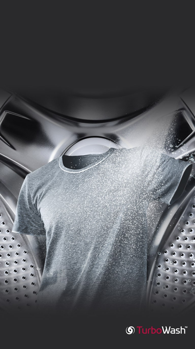 Một chiếc áo sơ mi màu xám đang được phun tia nước ở phía trước và lồng máy giặt ở phía sau.