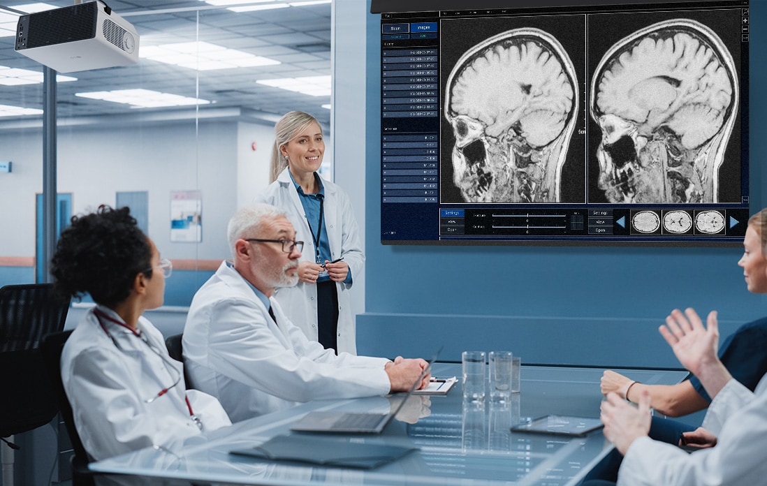 Hình ảnh sử dụng LG ProBeam trong bệnh viện.