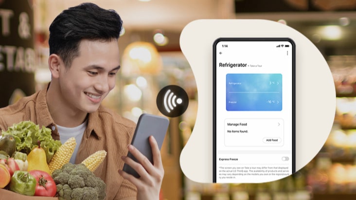 Một người đàn ông sử dụng điện thoại thông minh để điều khiển tủ lạnh bằng LG ThinQ ngay ở chợ.