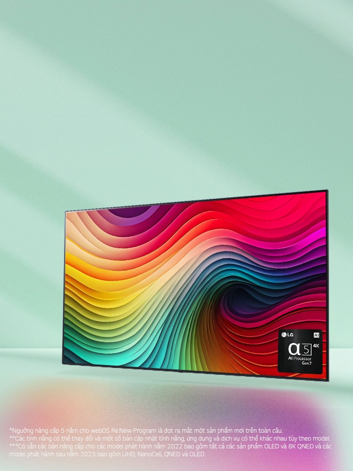 Hình ảnh LG NanoCell trên phông nền xanh bạc hà với hình ảnh nghệ thuật xoáy nhiều màu trên màn hình cùng hình ảnh của Bộ xử lý AI α5 Gen 7 ở góc dưới cùng bên phải. Ánh sáng tỏa ra, đổ bóng sắc màu bên dưới.