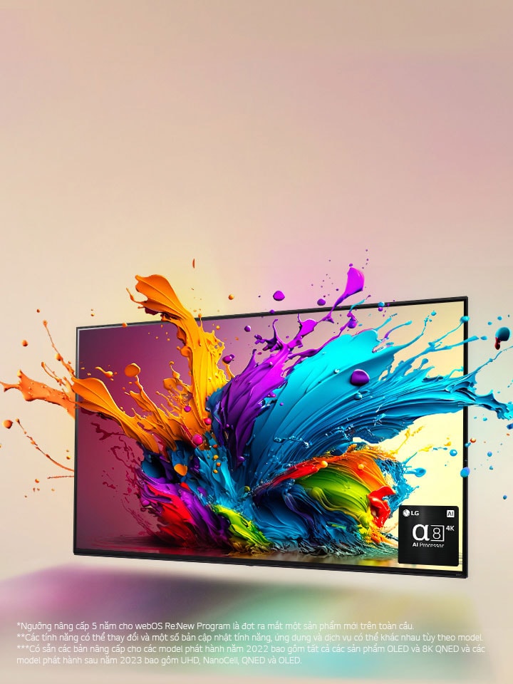 Hình ảnh TV QNED trên phông nền màu hồng nhạt. Những giọt nước và sóng sơn đầy màu sắc bật lên từ màn hình, ánh sáng tỏa ra, đổ bóng đầy màu sắc bên dưới. Bộ xử lý AI α8 ở góc dưới cùng bên phải màn hình TV.