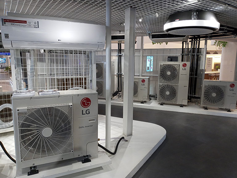 Uma unidade externa exibida na frente de um corredor enquanto duas unidades externas distintas atrás.