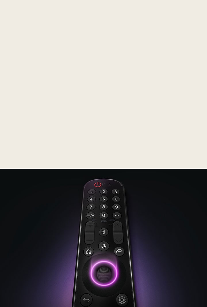 Um controle LG Smart Magic com o botão circular central, enquanto uma luz roxa neon irradia ao redor do botão para destacá-lo. Um brilho roxo suave envolve o controle remoto sobre um fundo preto.