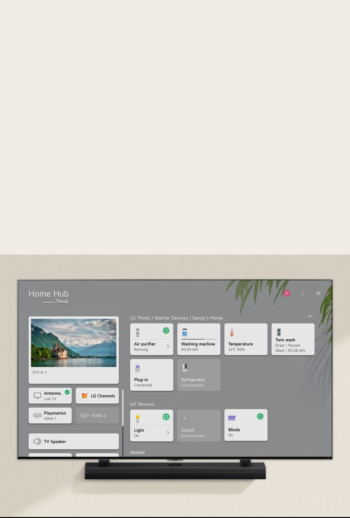 Uma imagem do controle remoto apontado para uma TV da LG mostrando as configurações de controle da soundbar no lado direito da tela.