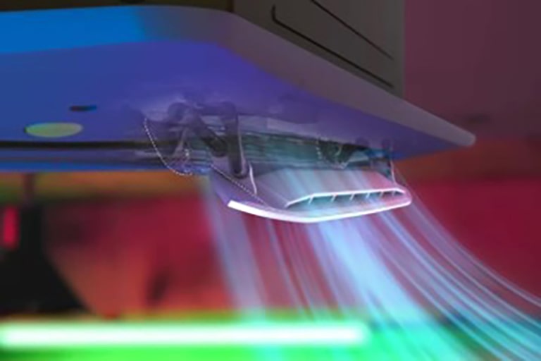 A parte branca sólida da palheta dupla está distribuindo poderosamente um fluxo de ar azul claro para o ambiente circundante.