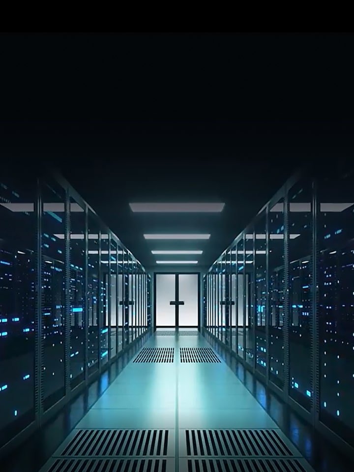 Couloir de centre de données de LG rempli de baies de serveur bleus éclairés présentant des solutions de refroidissement et d’efficacité