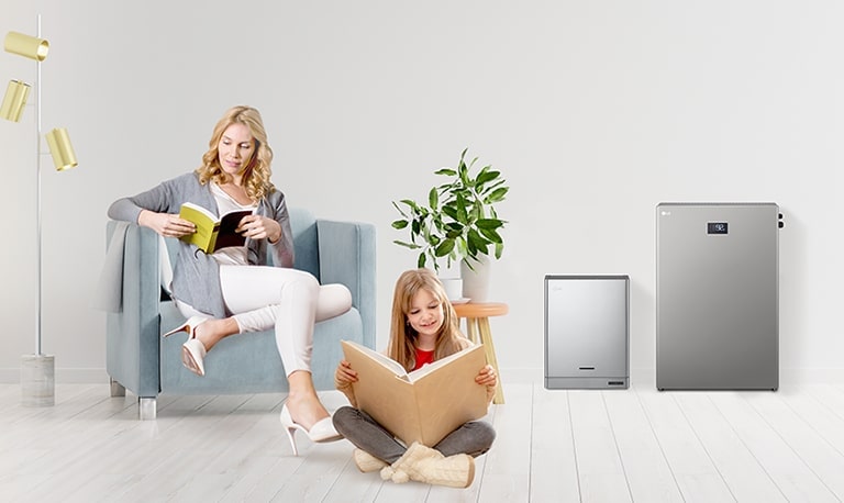 Eine Mutter und ihre Tochter sitzen lesend in einem hellen, offenen Raum. Zu ihrer Rechten befinden sich 2 Bilder von Energy Solar System-Produkten.