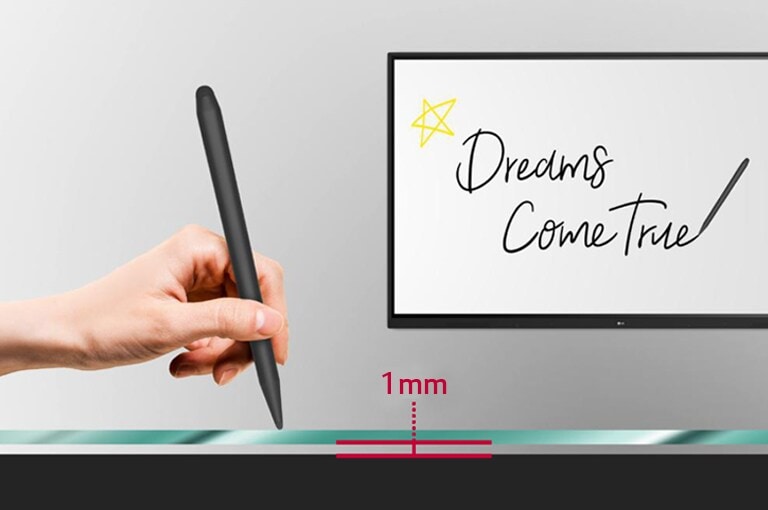 Ein Nutzer schreibt „Träume werden wahr“ mit dem elektronischen Stift auf den TR3DJ, der nur 1 mm Abstand zwischen Display und gehärtetem Glas hat.