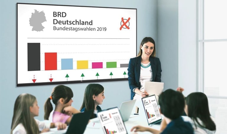 Ein Lehrer hält eine Unterrichtsstunde und der auf dem Display angezeigte Inhalt wird auf den Laptops der Schüler freigegeben.