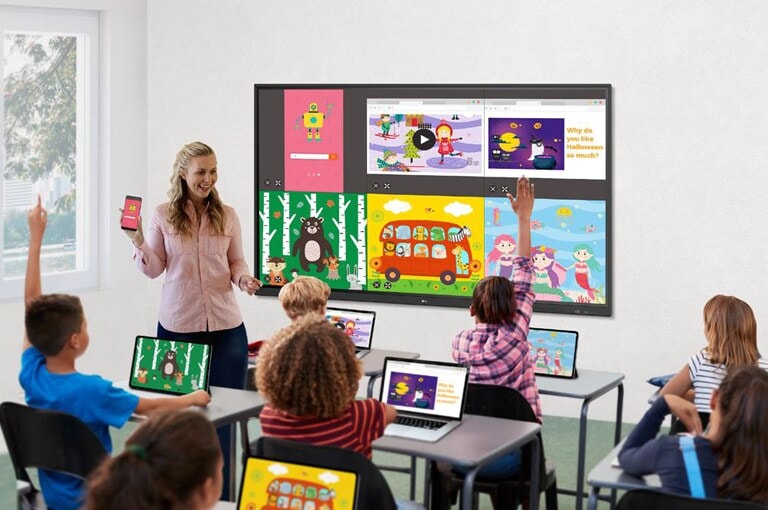 Drei Personen sind in einem Konferenzraum versammelt und halten ein virtuelles Meeting mit anderen Personen ab, die auf dem Bildschirm zu sehen sind.